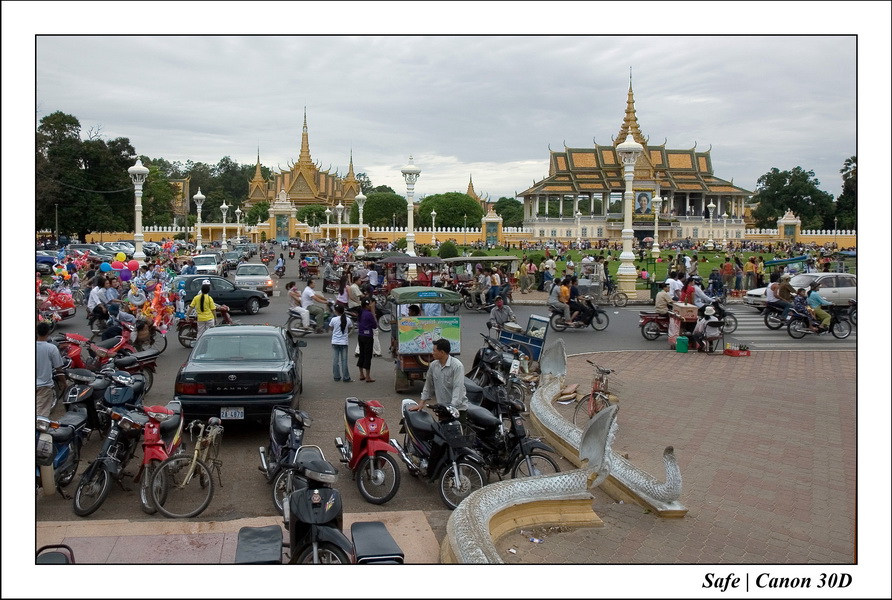 2006 - 07 - Phnom Penh - Place du palais royal 10